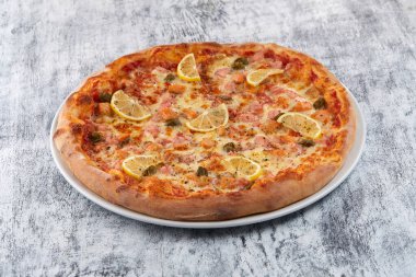 Beyaz tabakta taze taze pizza, yakın görüş. 