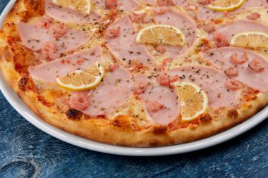 Beyaz tabakta taze taze pizza, yakın görüş. 