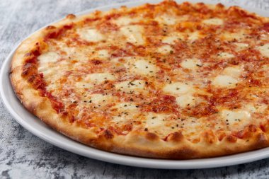 Beyaz tabakta taze taze pizza, yakın görüş. 