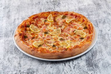 Beyaz tabakta taze taze pizza, yakın görüş. 