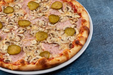 Beyaz tabakta taze taze pizza, yakın görüş. 