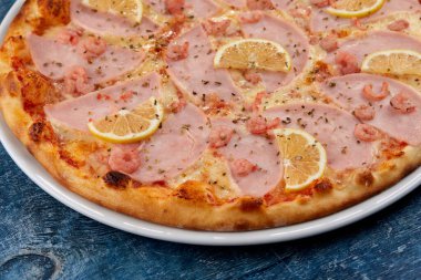 Beyaz tabakta taze taze pizza, yakın görüş. 