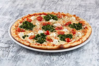 Beyaz tabakta taze pizza.