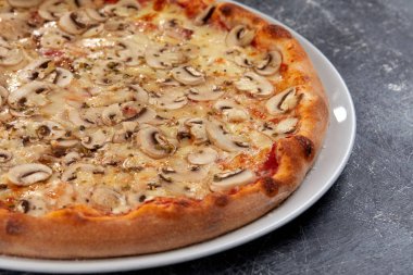 Beyaz tabakta taze pizza.