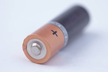 AA bataryası beyaz arkaplanda izole edildi, yakın görünüm