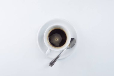 Beyaz arka planda izole edilmiş bir fincan sıcak kahve, yakın görüş. 