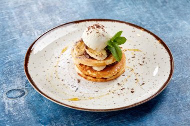 Dondurmalı gözleme ve beyaz tabakta nane şekeri, yakın görüş. 