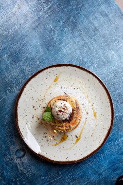 Dondurmalı gözleme ve beyaz tabakta nane şekeri, yakın görüş. 