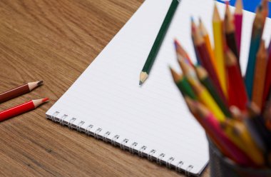 defter ve kalemler ahşap masaya, yakın görüş 