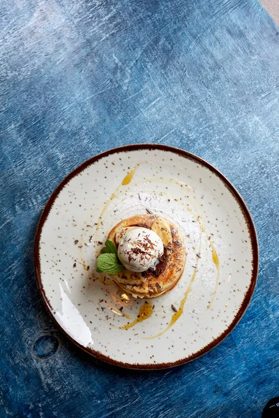 Dondurmalı gözleme ve beyaz tabakta nane şekeri, yakın görüş. 