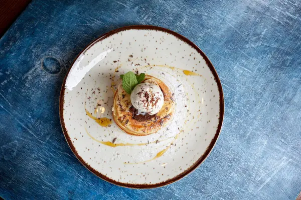 Dondurmalı gözleme ve beyaz tabakta nane şekeri, yakın görüş. 