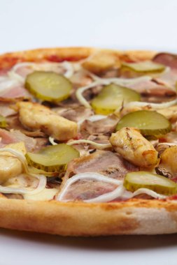 Beyaz arka planda izole edilmiş lezzetli pizza, yakın görüş 