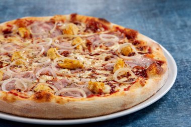 Beyaz tabakta lezzetli bir pizza, yakın görüş. 