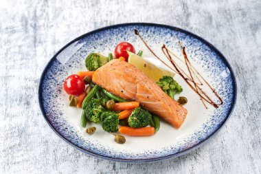 Kızarmış sebzeli somon bifteği, yakın görüş. 