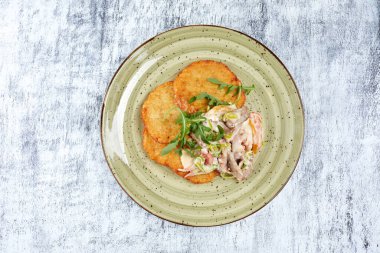 Patates gözlemesi, et ve krema tabakta, yakın görüş. 