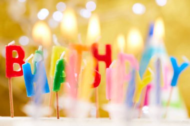 Sarı arkaplanda doğum günü mumları, yakın görünüm