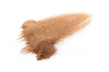 Beyaz arkaplanda izole edilmiş kum yığını, yakın görünüm 