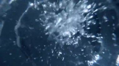 Bardağa dökülen suyun alt görüntüsü