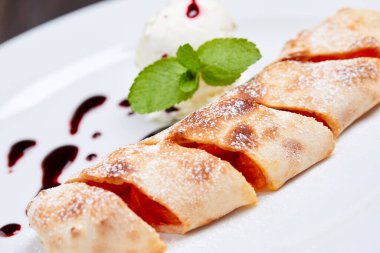 Dondurmalı turta ve beyaz tabakta nane şekeri, yakın görüş. 