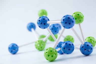 Beyaz arkaplanda moleküler yapı izole edildi, yakın görünüm 