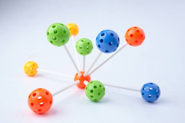 Beyaz arkaplanda moleküler yapı izole edildi, yakın görünüm 