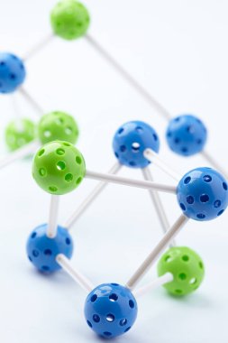 Beyaz arkaplanda moleküler yapı izole edildi, yakın görünüm 