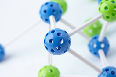 Beyaz arkaplanda moleküler yapı izole edildi, yakın görünüm 