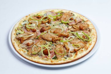 Beyaz tabakta etli ve mantarlı pizza, yakın görüş. 