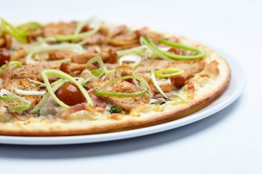 Beyaz tabakta etli ve mantarlı pizza, yakın görüş. 