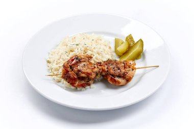 Beyaz tabakta pirinçli domuz kebabı, yakın görüş. 