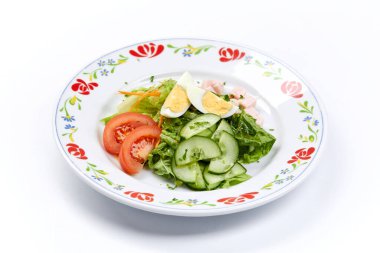 Tabakta yumurta olan salata, yakın görüş. 