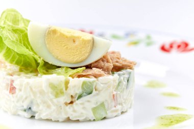 Beyaz tabakta ton balığı salatası, yakın görüş. 