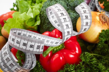 Masada mezurası olan taze sebzeler, diyet konsepti