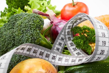 Masada mezurası olan taze sebzeler, diyet konsepti