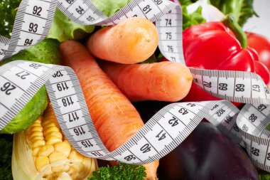 Masada mezurası olan taze sebzeler, diyet konsepti