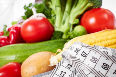 Masada mezurası olan taze sebzeler, diyet konsepti