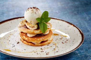 Dondurma toplu gözlemeler beyaz tabakta, yakın görüş 