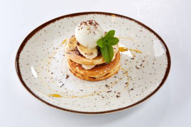 Dondurma toplu gözlemeler beyaz tabakta, yakın görüş 