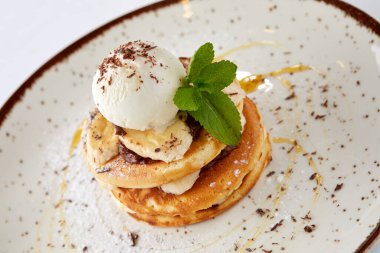 Dondurma toplu gözlemeler beyaz tabakta, yakın görüş 