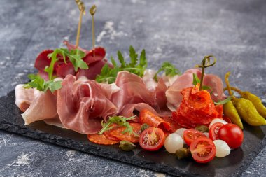 Taş tahtada et aperatifi, yakın görüş 