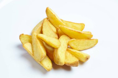 Kızarmış patatesler beyaz arka planda izole edilmiş, yakın görüş. 