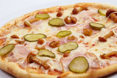 Beyaz tabakta lezzetli bir pizza, yakın görüş. 