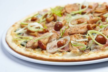 Beyaz tabakta etli ve mantarlı pizza, yakın görüş. 