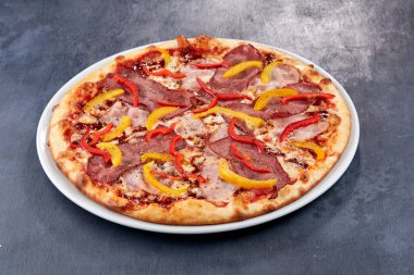 Beyaz tabakta İtalyan pizzası, yakın görüş. 