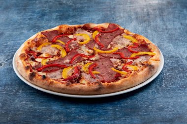 Beyaz tabakta İtalyan pizzası, yakın görüş. 