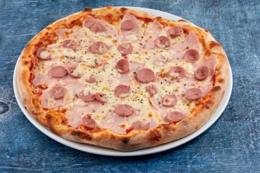 Beyaz tabakta İtalyan pizzası, yakın görüş. 