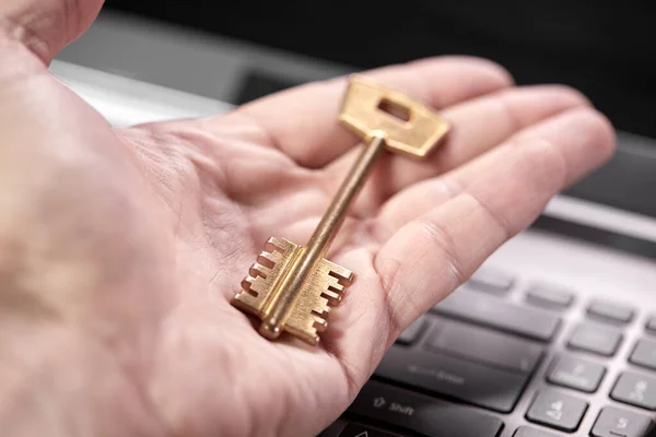 Gouden Sleutel Handen Dichtbij Zicht — Stockfoto