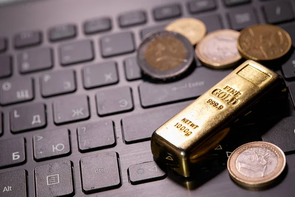 Χρήματα Κέρματα Και Χρυσή Γραμμή Στον Υπολογιστή Laptop Κοντινή Προβολή — Φωτογραφία Αρχείου
