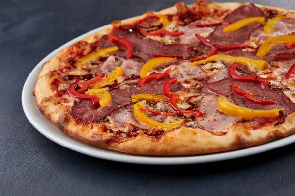 Italiensk Pizza Vit Tallrik Nära Utsikt — Stockfoto