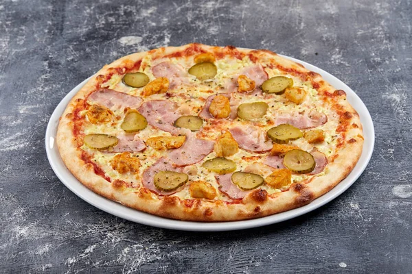 Olasz Pizza Fehér Tányéron Közelről — Stock Fotó